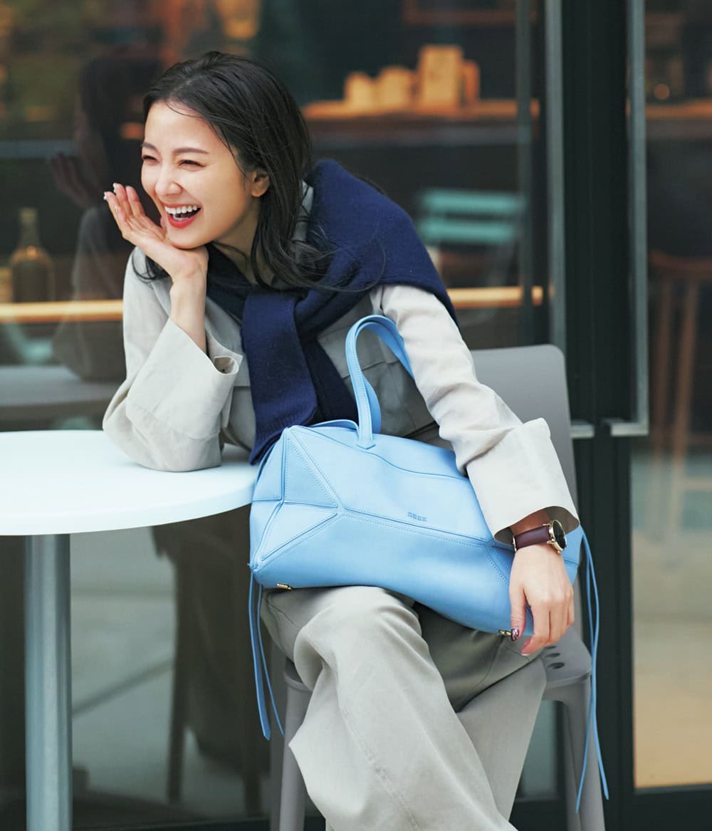 中越典子 シャツ パンツ ボストンバッグ 通勤コーデ