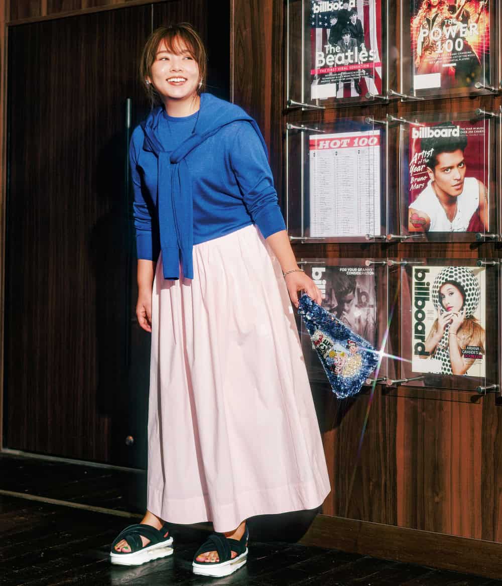 野呂佳代 ブルーニット ピンクスカート コーデ