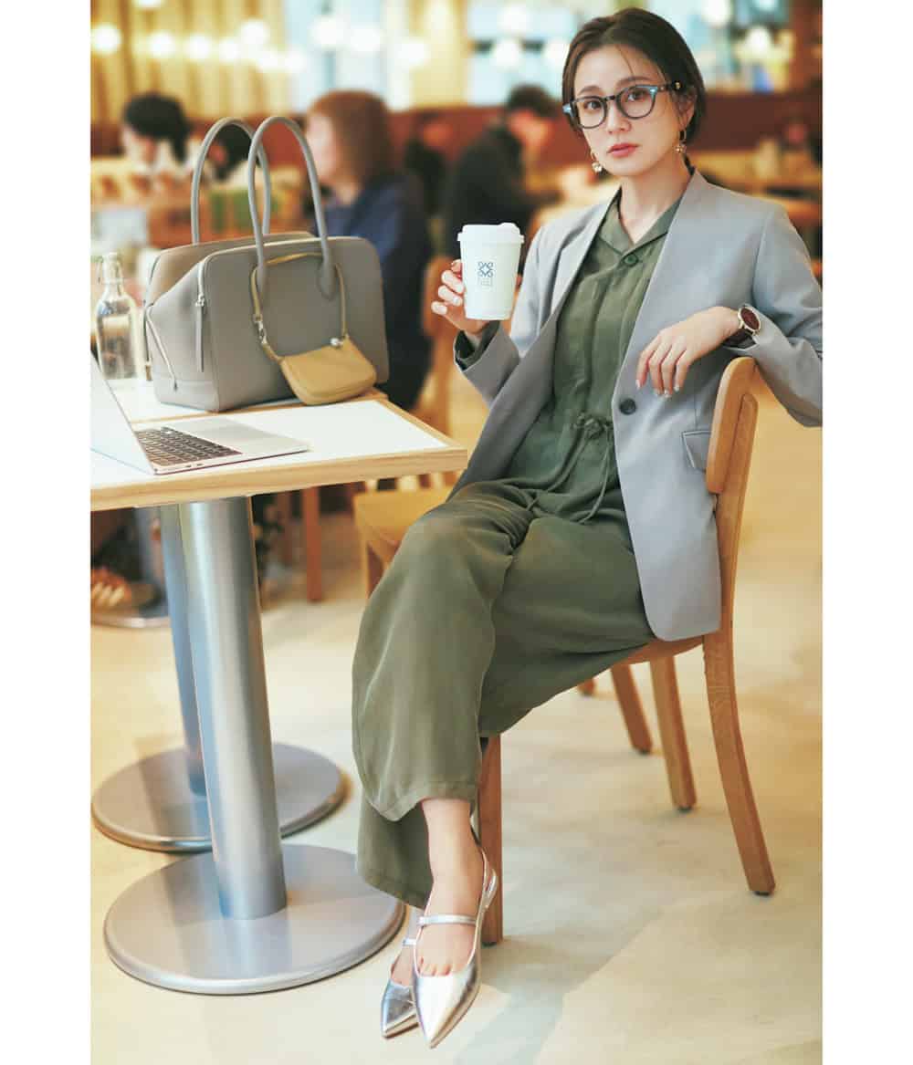 中越典子 ノーカラージャケット カーキオールインワン 通勤コーデ