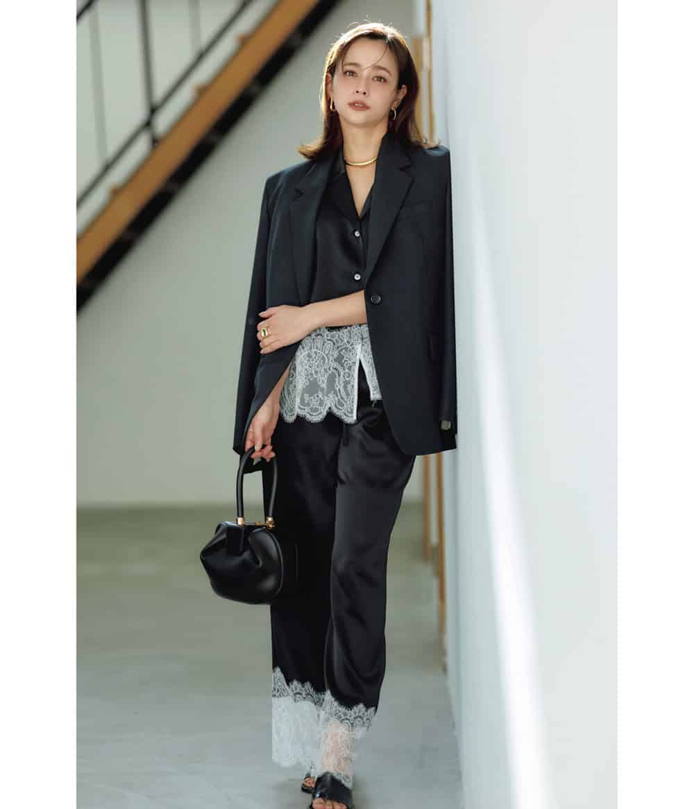 加藤ローサ ジャケット レースシャツ レースパンツ 黒コーデ