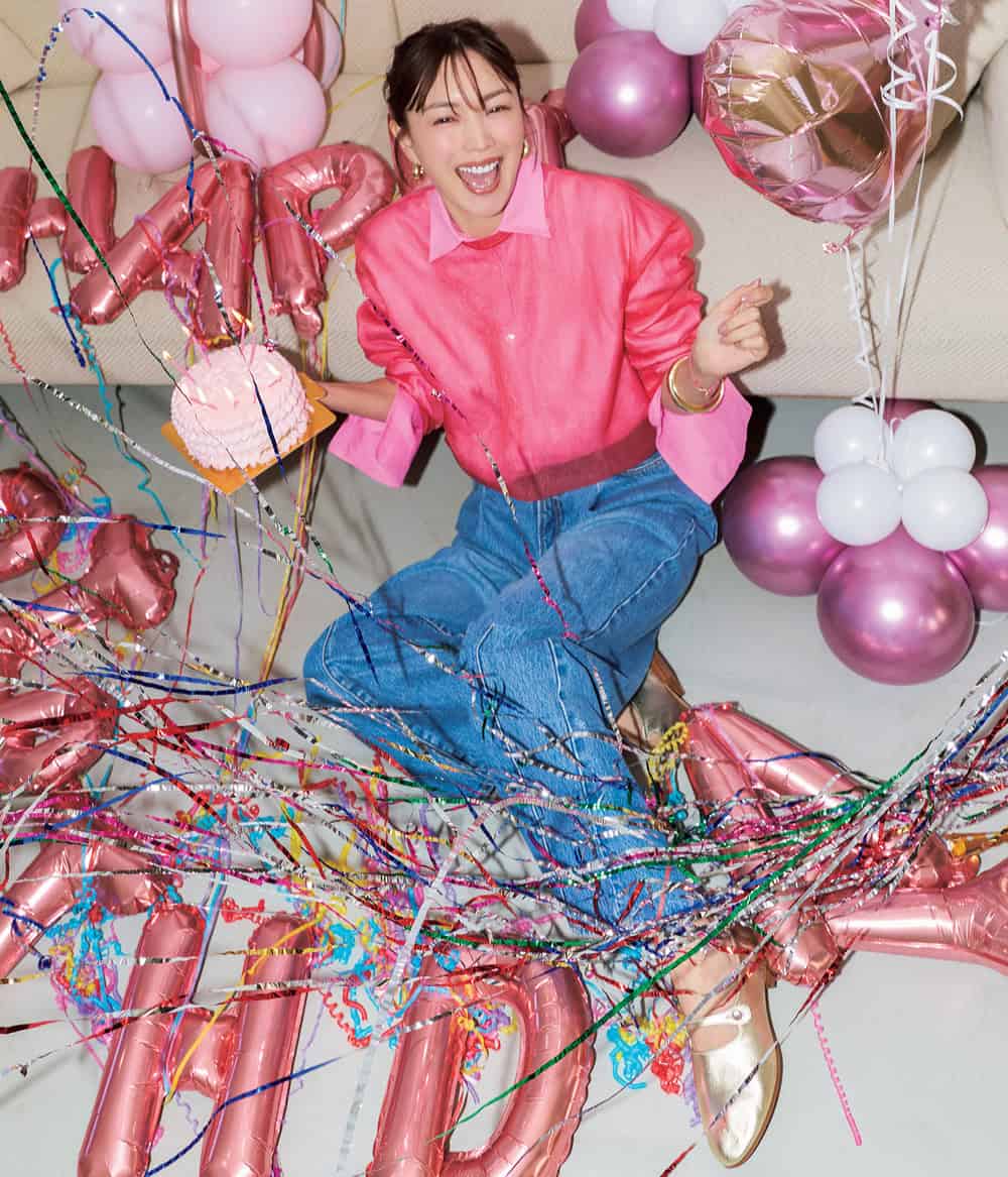 蛯原友里 ピンクシアーニット ピンクシャツ デニムパンツ コーデ