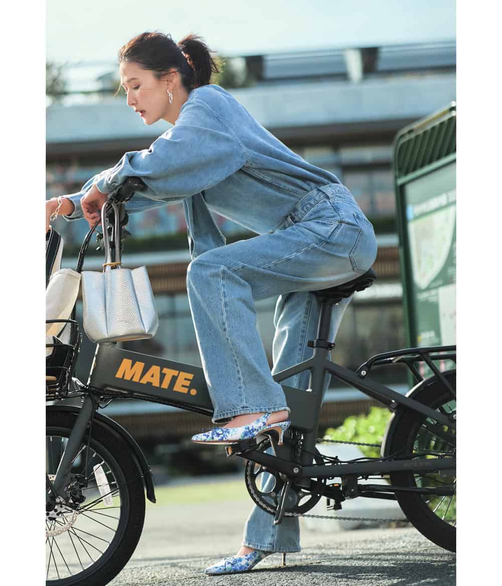 美優 デニムブラウス デニムパンツ 自転車送迎 コーデ