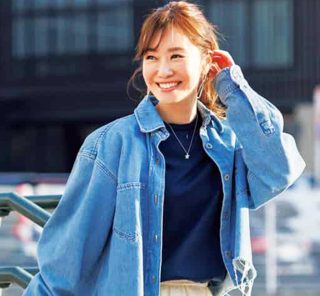 GWのおでかけにも！40代「スニーカー×スカート」の女っぽカジュアルコーデ〈SNAP〉