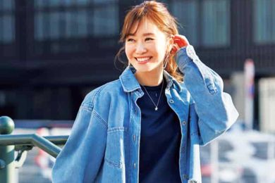 GWのおでかけにも！40代「スニーカー×スカート」の女っぽカジュアルコーデ〈SNAP〉