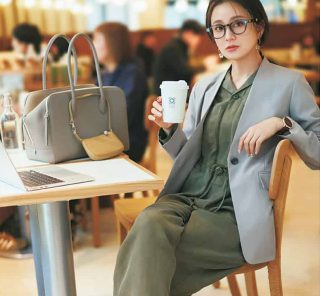 ラクチンなのにキレイ見え＆洒落る！40代「フラットシューズ」通勤コーデ〈３選〉