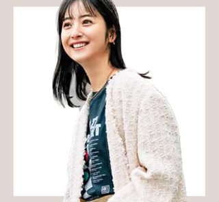 今年の春夏は「花柄」ブーム！40代が“甘見えせす”垢抜けるアイテムは？〈4選〉