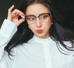 いつもの「パンツコーデ」が即華やぐ!40代の“気持ちがあがる”【最旬ブラウス】3選