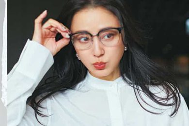 いつもの「パンツコーデ」が即華やぐ！40代の“気持ちがあがる”【最旬ブラウス】3選