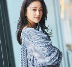 地味見えしない！「女っぽいストライプ」ブラウスで40代の通勤コーデが華やぐ〈最旬3選〉