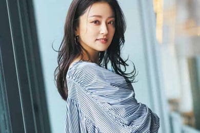 地味見えしない！「女っぽいストライプ」ブラウスで40代の通勤コーデが華やぐ〈最旬3選〉