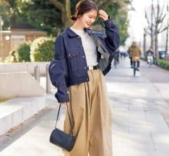 40代にキレイ見え【黒スニーカー】派が急増中。ローファー感覚でヘビロテ！〈SNAP〉