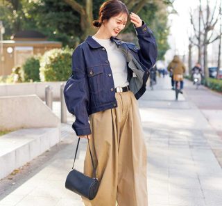 40代にキレイ見え【黒スニーカー】派が急増中。ローファー感覚でヘビロテ！〈SNAP〉