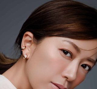 里田まいさんと選ぶ、シャネル「ココ クラッシュ」3つのゴールドの魅力