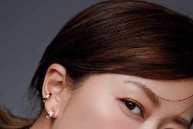 里田まいさんと選ぶ、シャネル「ココ クラッシュ」3つのゴールドの魅力