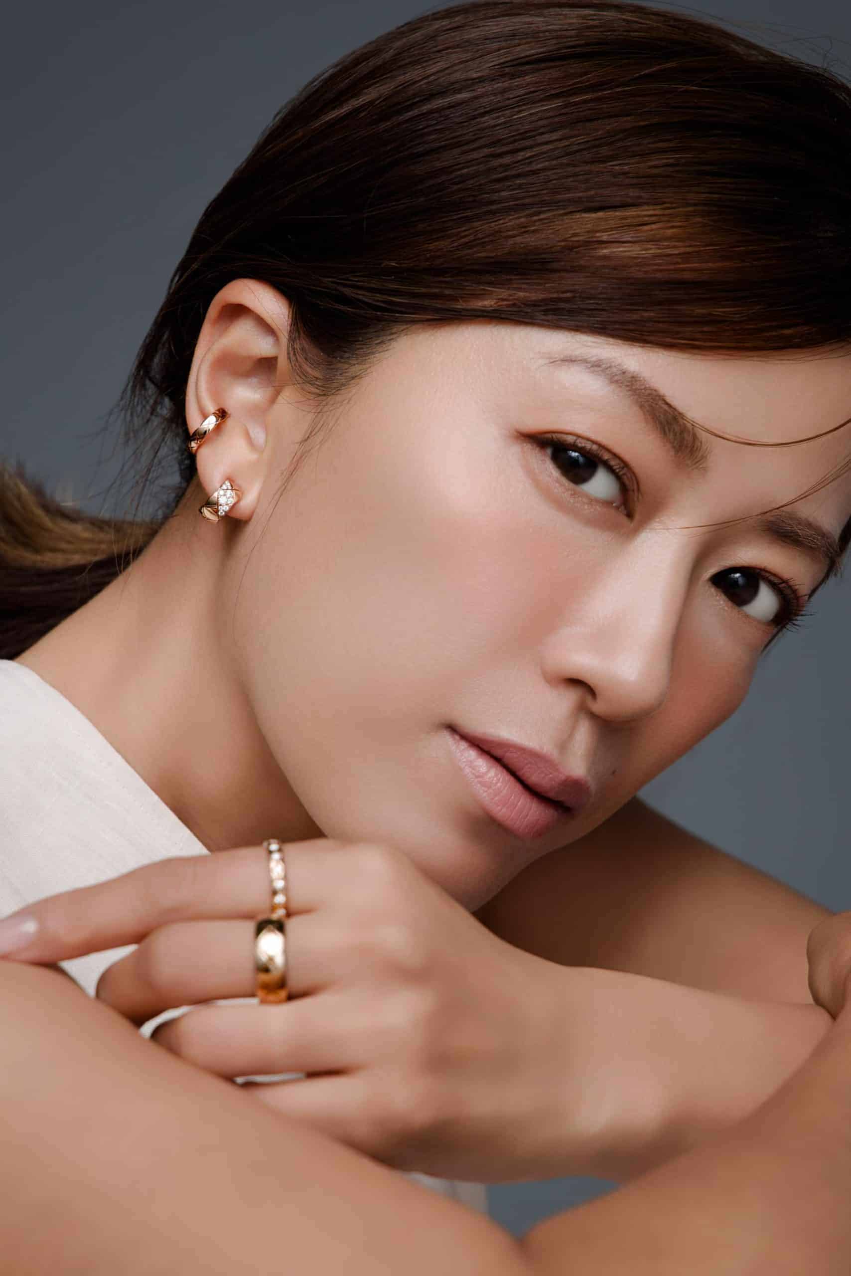 里田まいさんと選ぶ、シャネル「ココ クラッシュ」3つのゴールドの魅力