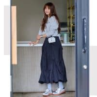 ヨンアが履く〈ECCO〉新作スニーカー長時間歩いても疲れにくい40代の「上品スニーカーコーデ」