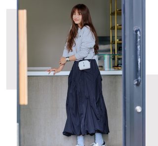 ヨンアが履く〈ECCO〉新作スニーカー長時間歩いても疲れにくい40代の「上品スニーカーコーデ」