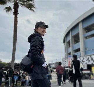 あらゆる天気に対応！スポーツ観戦のおしゃれは用意周到に【モデル私服コーデ】