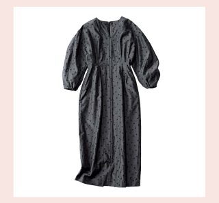 【大草直子さんの推し】ママ友・同僚に褒められる！40代の本命「黒ワンピ・白シャツ」