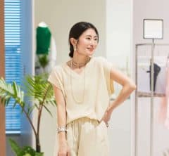 【ユニクロ、GU etc.】40代からは「黒以外のパンツ」で地味見えを回避！初夏コーデ〈5選〉