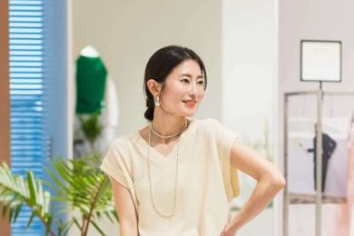 【ユニクロ、GU etc.】40代からは「黒以外のパンツ」で地味見えを回避！初夏コーデ〈5選〉