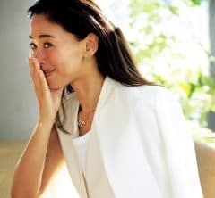 今、ジュエリーは「“楽しそうな人♡”と思われる」で選びたい!40代に似合うモチーフ4選