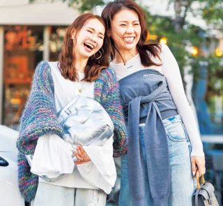 最旬の着こなしは？40代【ブルーデニム】スニーカーでも“垢抜けてる人”〈SNAP〉