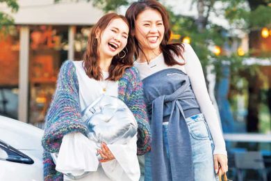 最旬の着こなしは？40代【ブルーデニム】スニーカーでも“垢抜けてる人”〈SNAP〉