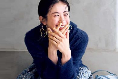 40代の春コーデ、“いつもよりちょっと甘め”でも「ネイビー軸」なら上品に成功！