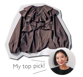 大人気スタイリストのガチ推しも！コンサバ派40代に似合う「甘トップス」選び方〈2選〉