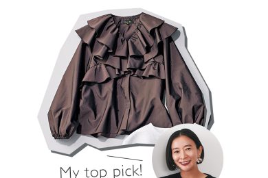 大人気スタイリストのガチ推しも！コンサバ派40代に似合う「甘トップス」選び方〈2選〉