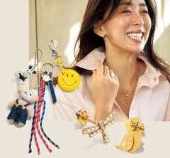 【大流行】大人気のバッグチャームも♡「モチーフアイテム」40代の正解を一気見せ〈19選〉