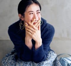 ふわもこニット×華やぎスカートの甘盛りコーデも【ネイビー】で上手に引き算