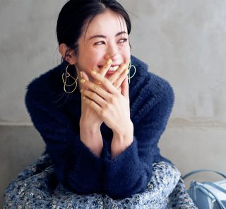 ふわもこニット×華やぎスカートの甘盛りコーデも【ネイビー】で上手に引き算