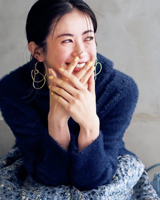 ふわもこニット×華やぎスカートの甘盛りコーデも【ネイビー】で上手に引き算