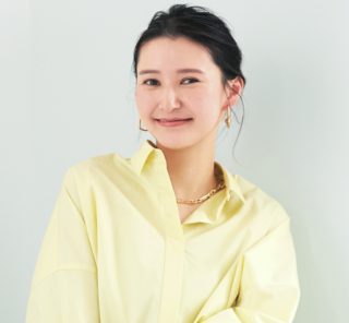 【バルーンスカート×ひとクセパンプス】でママOFFの特別感に浸りたい