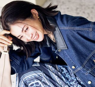 【40代の柄物コーデ】ネイビーに品を託せばプリントパンツも挑戦できる！