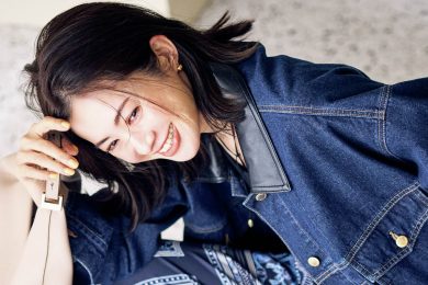 【40代の柄物コーデ】ネイビーに品を託せばプリントパンツも挑戦できる！