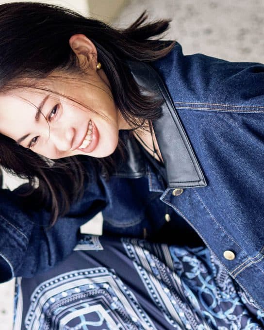 【40代の柄物コーデ】ネイビーに品を託せばプリントパンツも挑戦できる！