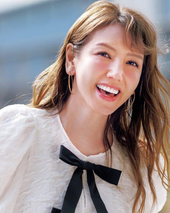 1枚でパッと華やか!急な夏日も可愛く乗りきる【リボンブラウス】