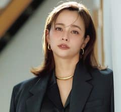 媚びないけど、しなやか。40代こそふさわしい【大人の黒の纏い方】