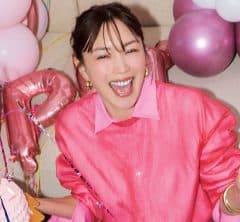 【40代のピンクコーデ】シアーニット×シャツのレイヤードでHAPPY感倍増♡