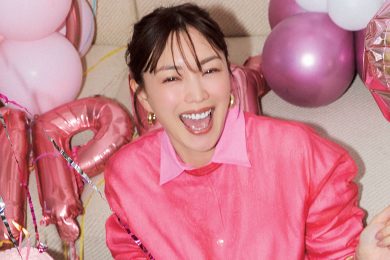 【40代のピンクコーデ】シアーニット×シャツのレイヤードでHAPPY感倍増♡