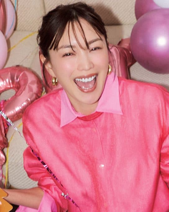 【40代のピンクコーデ】シアーニット×シャツのレイヤードでHAPPY感倍増♡