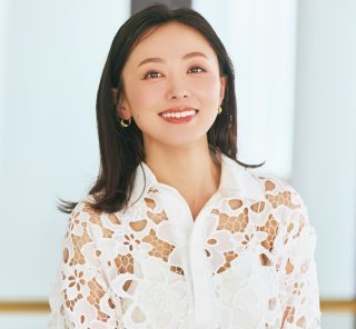 デニムと相性抜群！カジュアル派も照れずに着られる【レーストップス】