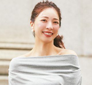 【オフショルトップス×シアースカート】洗練グレーで大人の肌見せも堂々と！