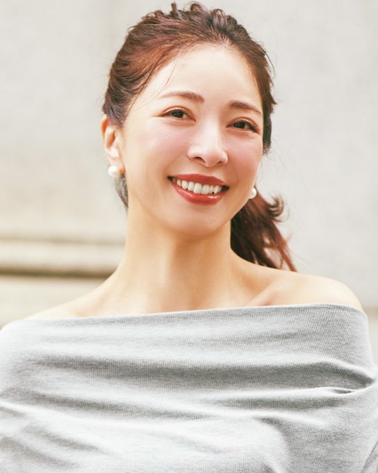 【オフショルトップス×シアースカート】洗練グレーで大人の肌見せも堂々と！