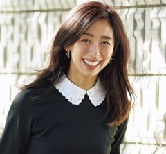 【レースの衿付きトップス】で保護者会の学校服にもさりげない更新感を