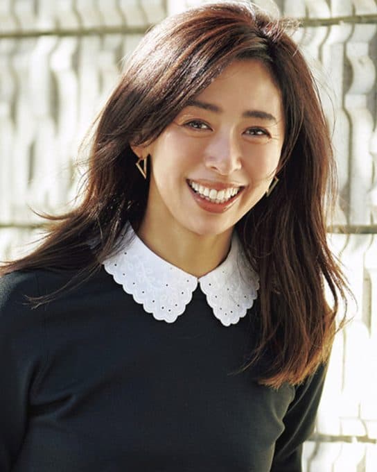 【レースの衿付きトップス】で保護者会の学校服にもさりげない更新感を