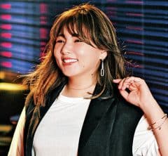 【野呂佳代さんコーデ】女子会は“異素材ロングジレ”で感度の高いスタイルに